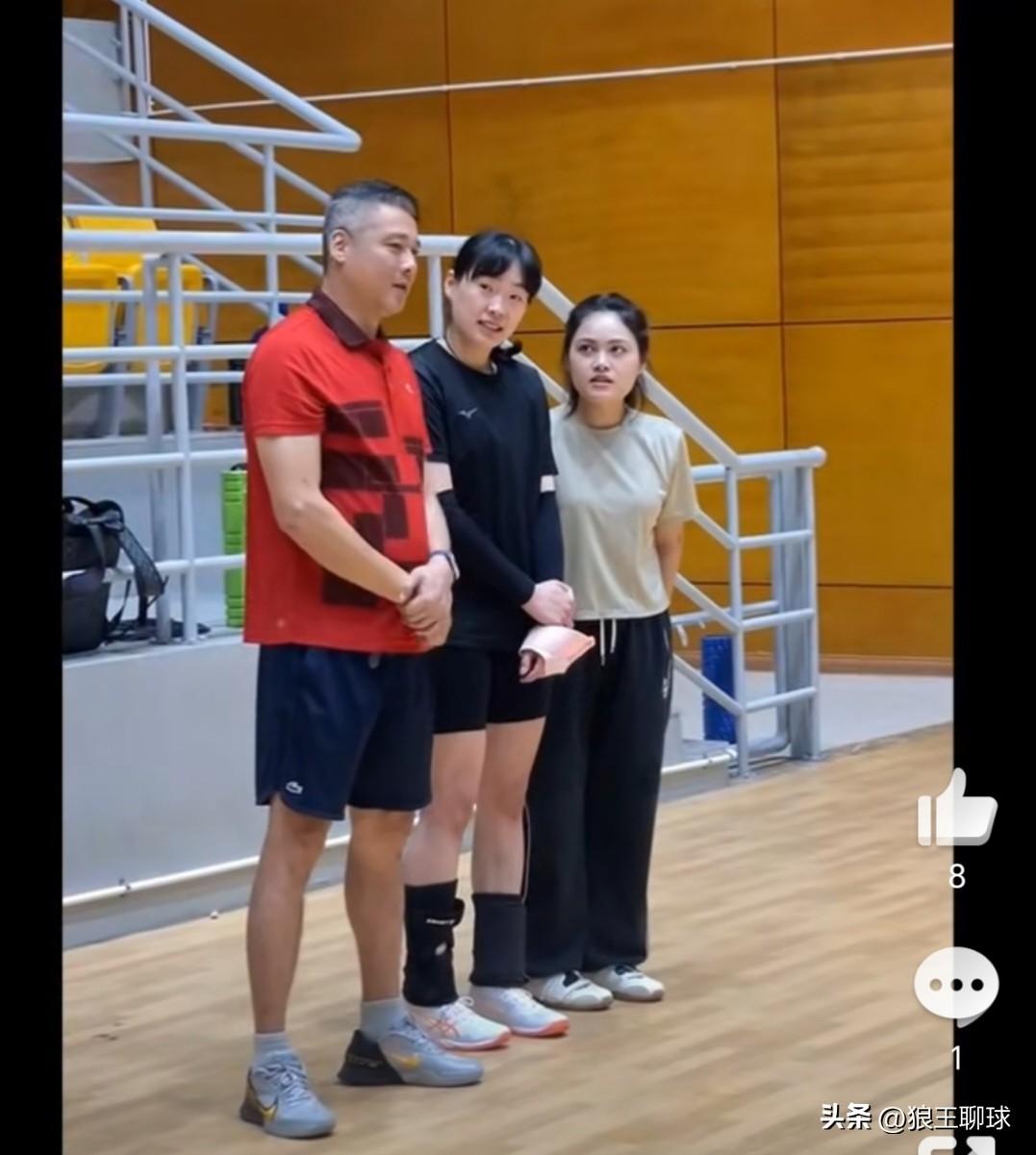 蔡晓晴归队清化女排 训练场与队友见面合练
 
2026年4月1日，中国球员蔡晓晴