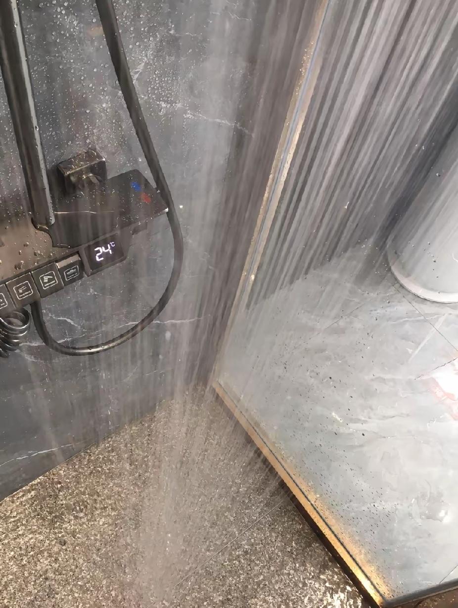 洗澡的时候发现没有牙膏了 ，叫老公给我拿瓶新的，他说你也真是个奇葩 
 
谁一边