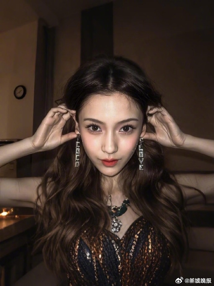 【女明星的耳环消失术，饰品在她的脸上变成背景板】她们的美貌自带强大气场，哪怕佩戴