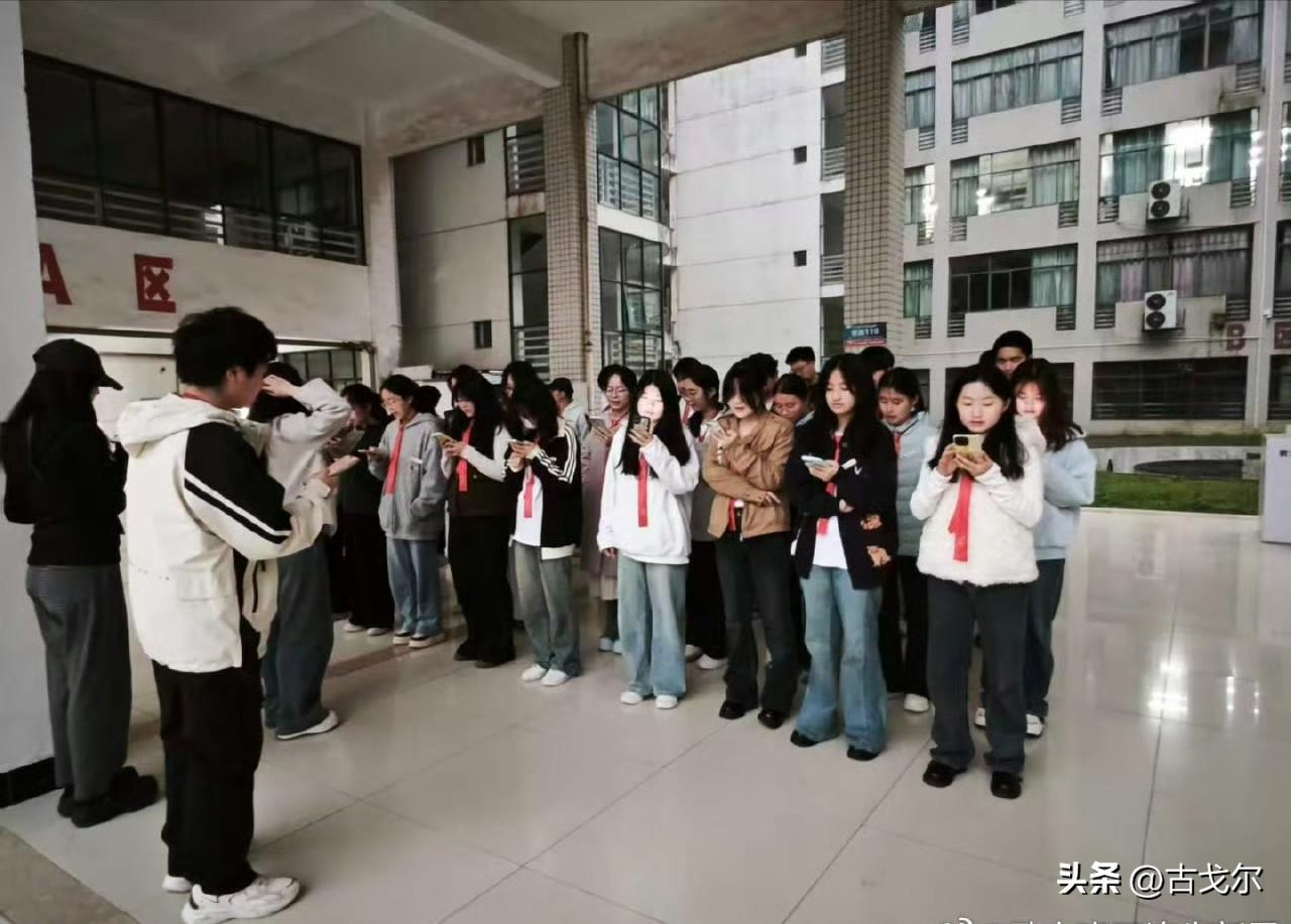 在清明祭扫等爱国主义教育活动中，少先队员常于烈士纪念碑前开展庄严仪式，通过齐诵《