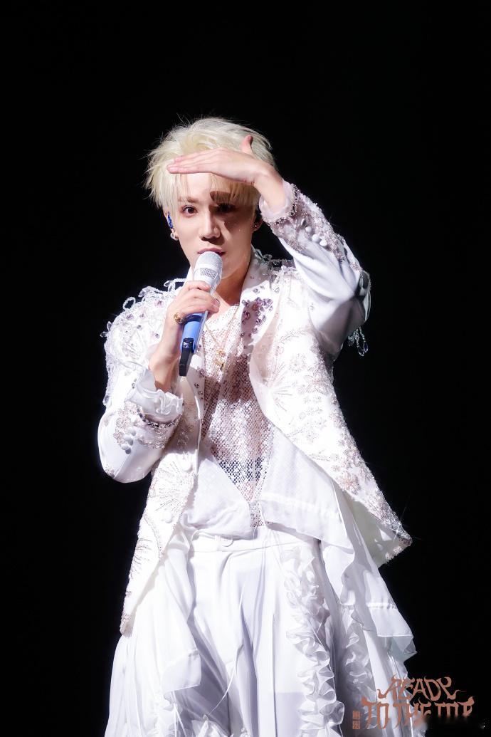 舞台上闪闪发光的鹭卓  鹭卓完全是王子来的，站在舞台上面真的是闪闪发光了呀，这才