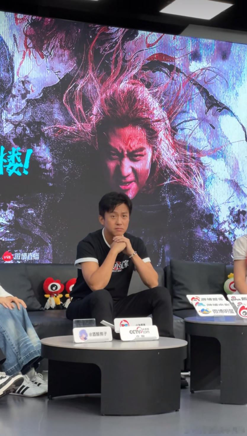 邓超这波冲我来的邓超扫楼遭遇“狠人”！《刺杀小说家2》新浪活动上，工作人员把纯柠