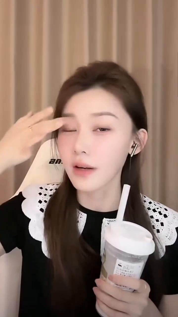 我妈开始注意了，发现我就爱没事，我就爱这样。我小时候眼睛往里凹，就像南方人家眼睛