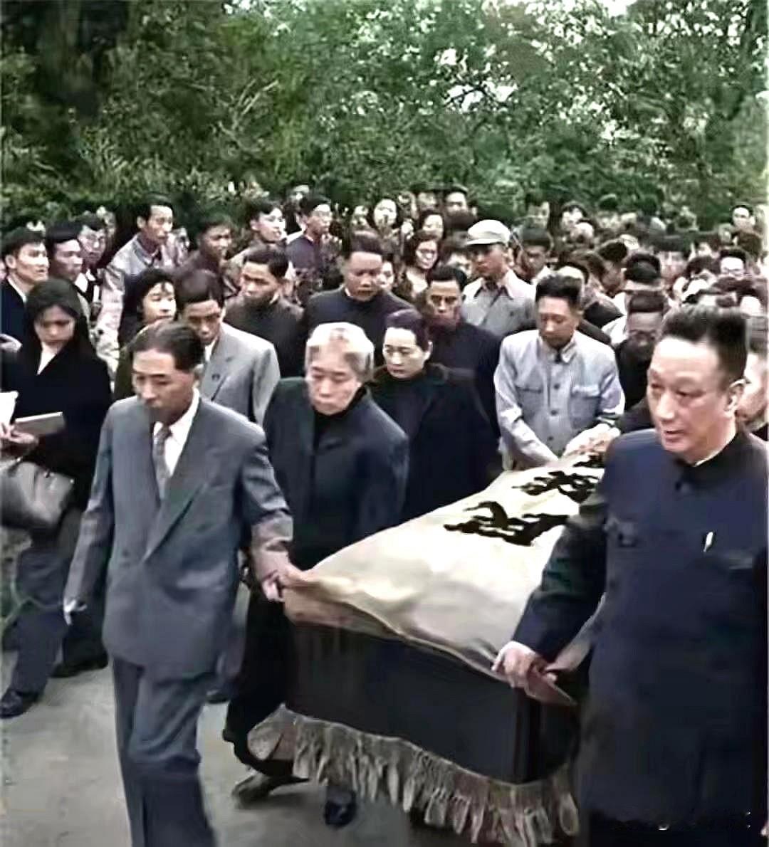 历史时光
1956年10月14日，鲁迅先生迁葬仪式上1956年10月14日，鲁迅
