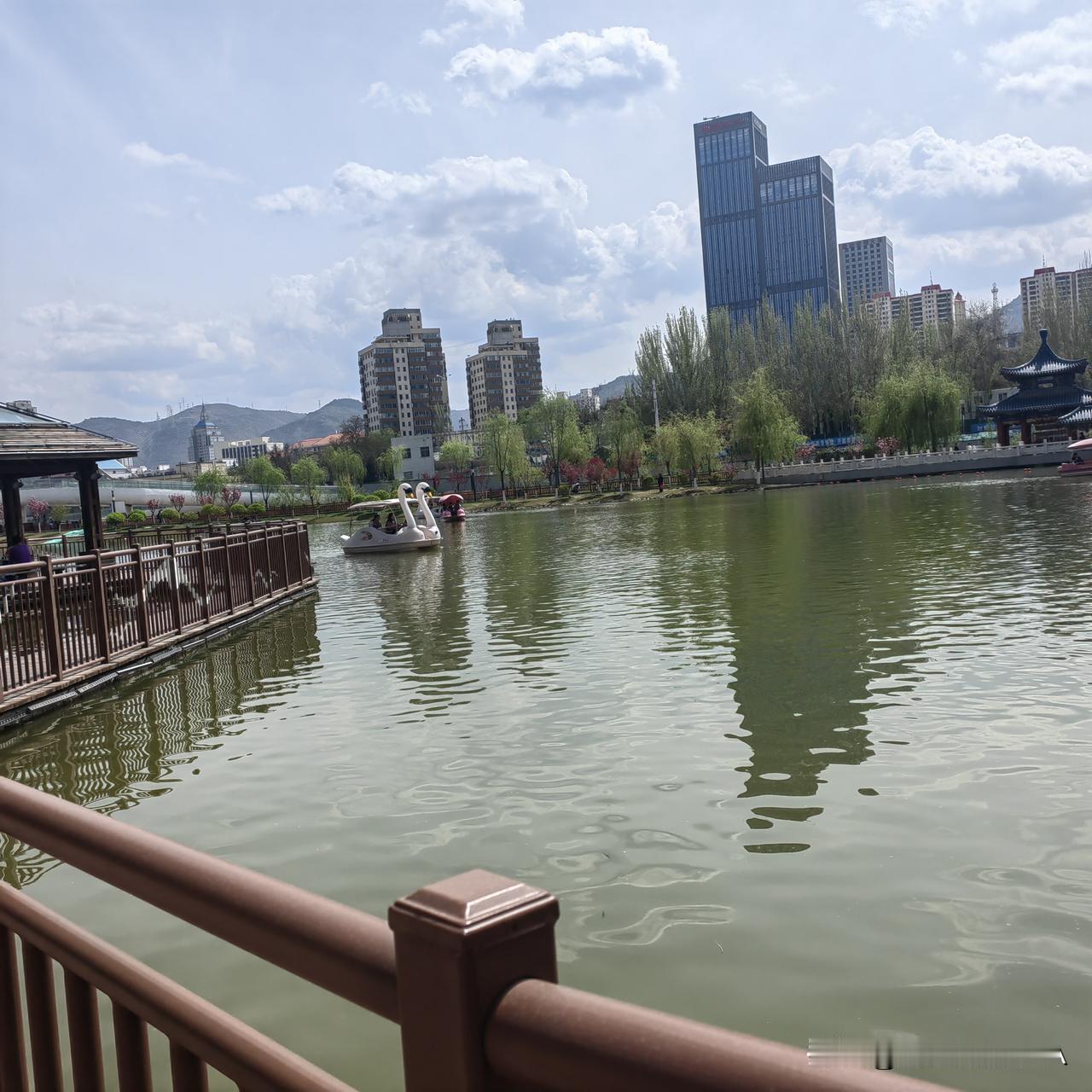 雁滩公园游船价有点“劝退”啊？半小时60到120[黑线][黑线][黑线]

感觉