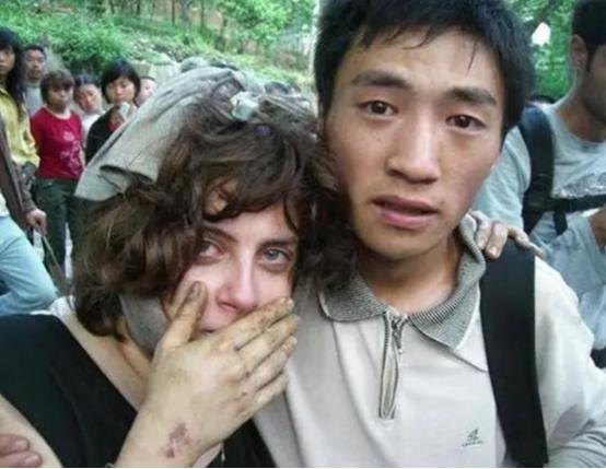 2008年汶川地震，四川小伙救下一个外国女孩，外国女孩坚持寻找他13年，在领事馆