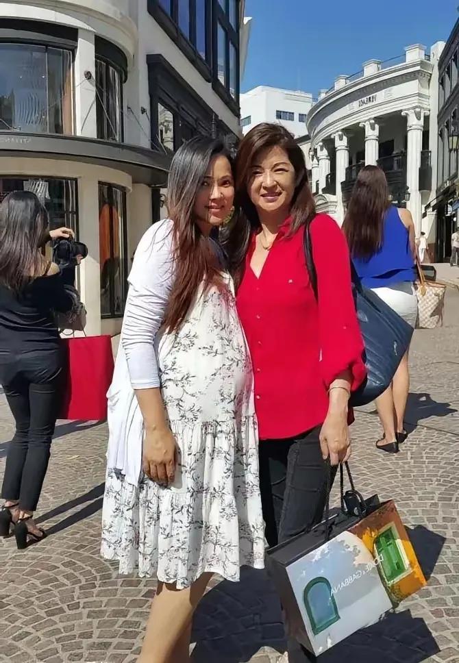 伊能静比老公秦昊大10岁，比婆婆小18岁，但与婆婆相处得像闺蜜一样融洽。    