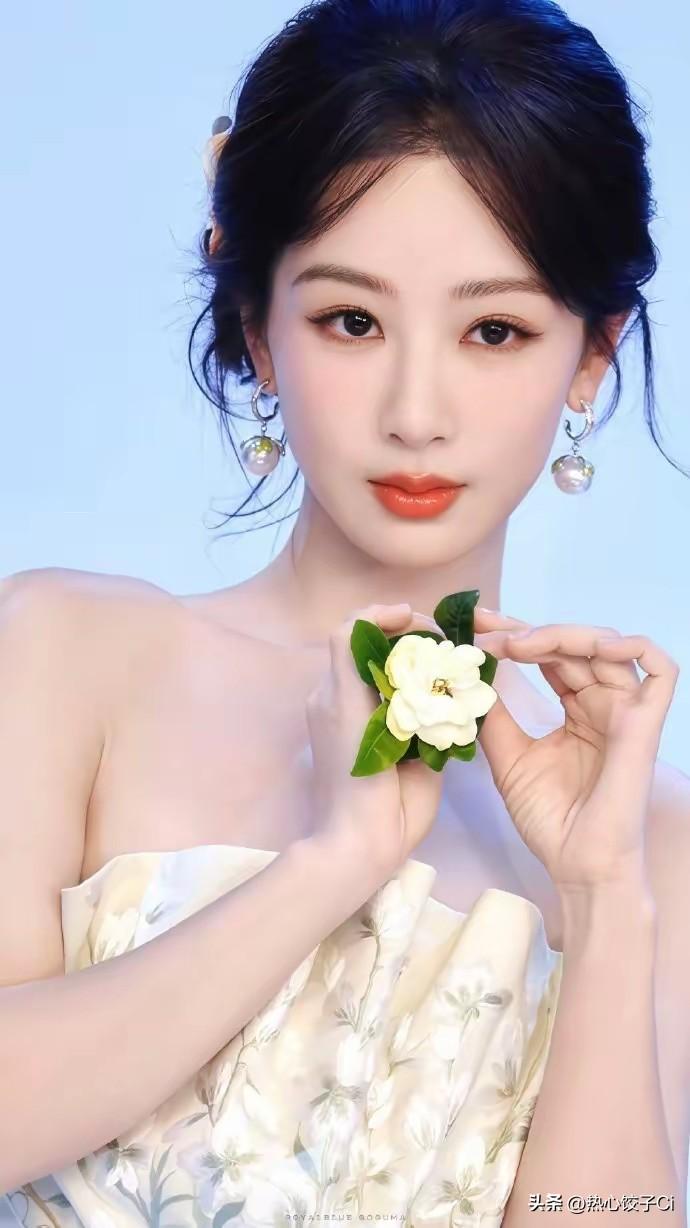 杨紫获得白玉兰奖，最佳女主角奖后，心情非常的激动，她哽咽的说，这个奖是我从五岁拍