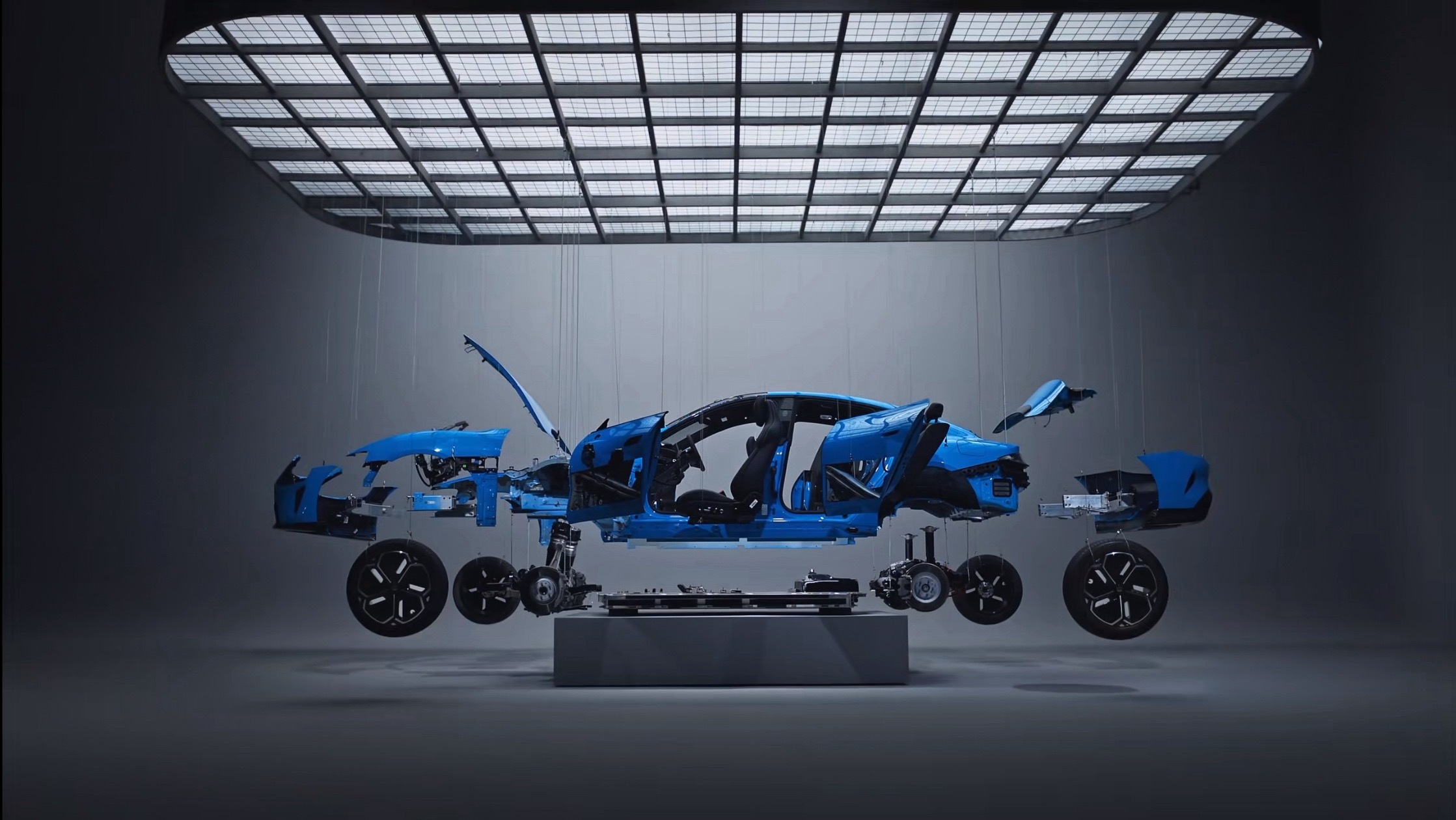 小米发布新一代SU7拆解视频汽车的安全该怎么对用户说？除了撞飞大货车，还能用最简