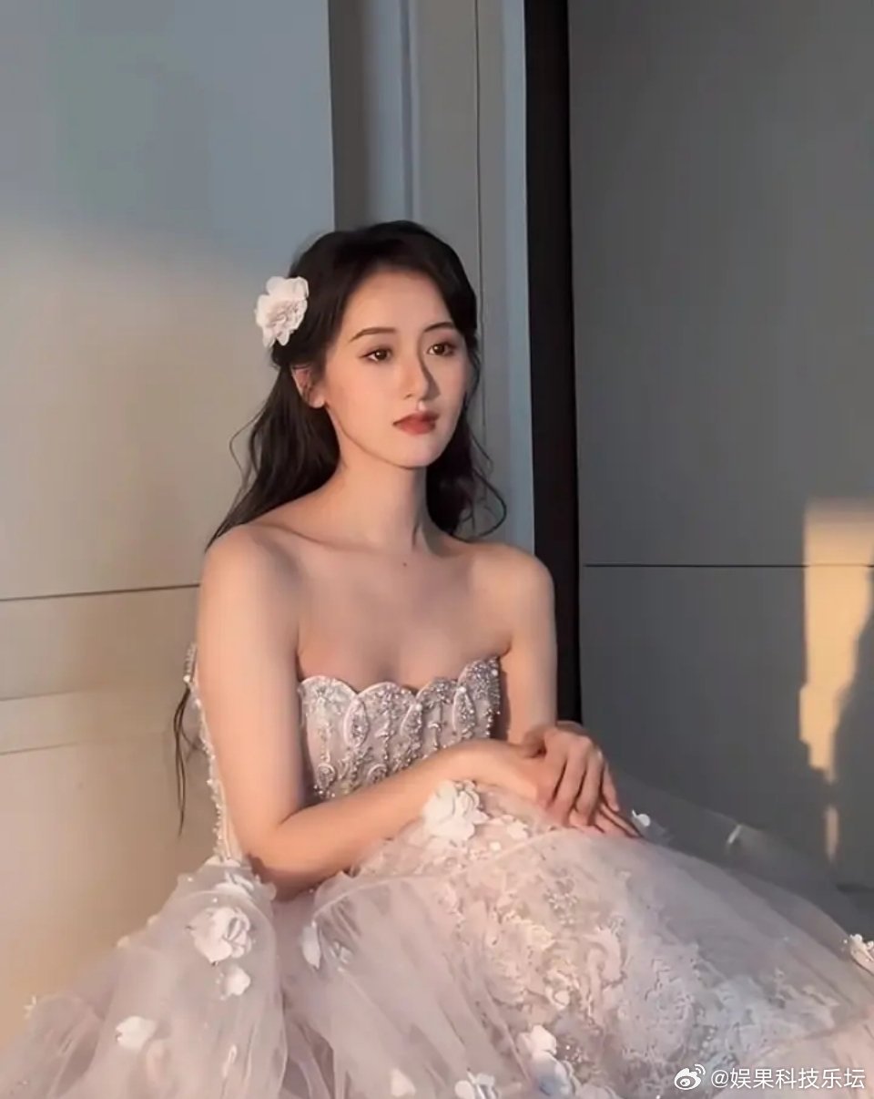 铁头功练的太好了。别的艺人TS第一次被警告就去补缴了，她愣是头铁。也只能在短视频