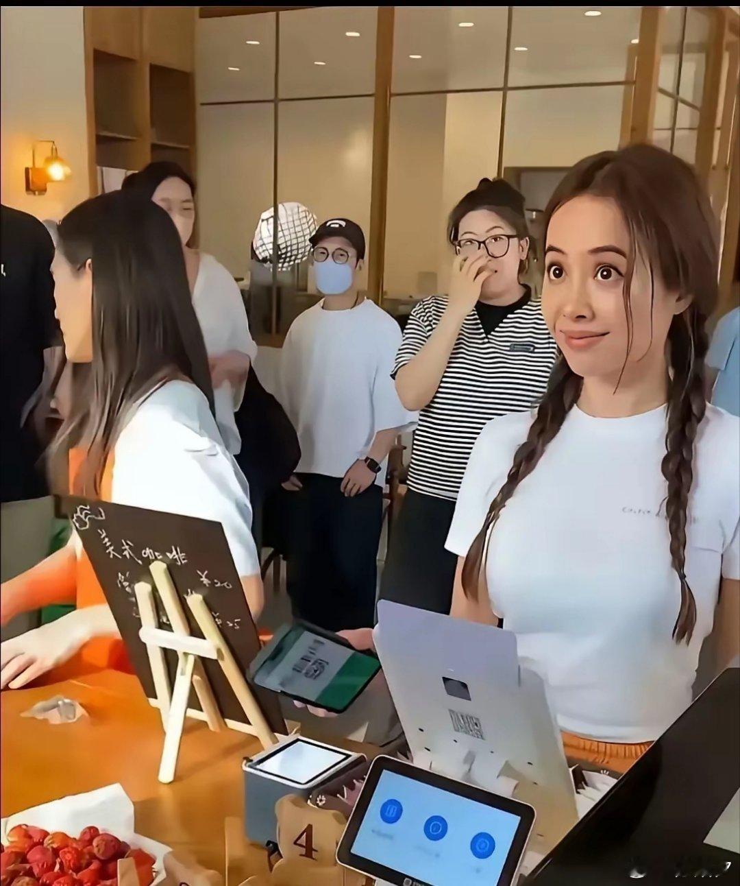 蔡依林应该是内娱女明星中医美里做的比较成功的一位了，40几岁的人居然一点也不显老