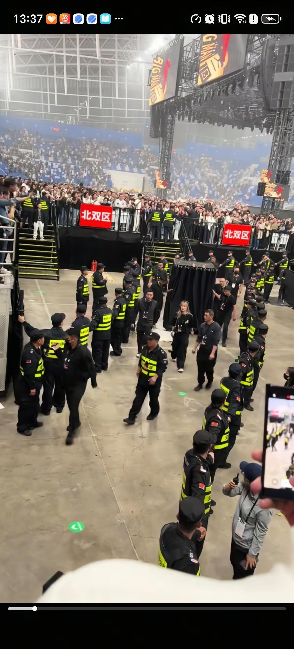这是表演什么节目，里面装的是什么东西