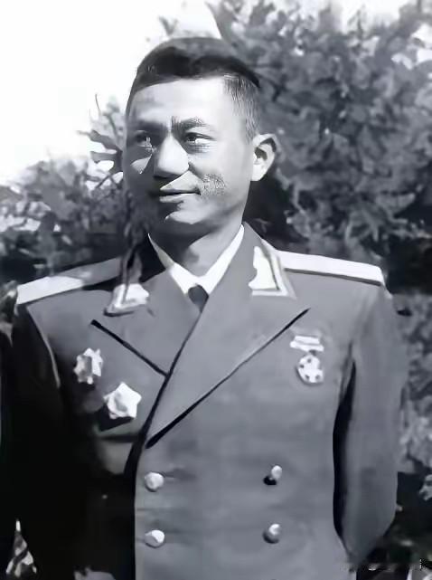 1990年11月，北京一个70岁的退休老人，坐在书桌前写了份申请，这人不是普通老