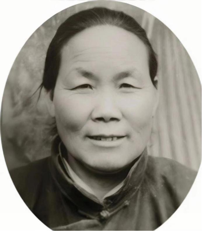 1940年，山东一位大娘给八路军做了香喷喷的小米饭，饥饿的战士们狼吞虎咽，然而他