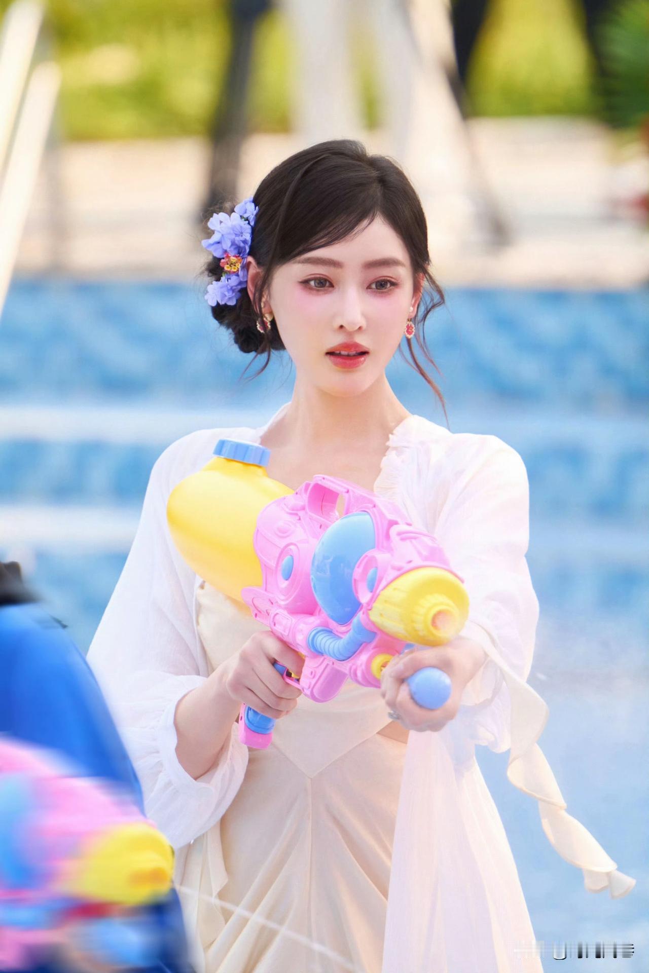 玩水枪的张天爱，俏皮又可爱。活力满满，亲和力十足