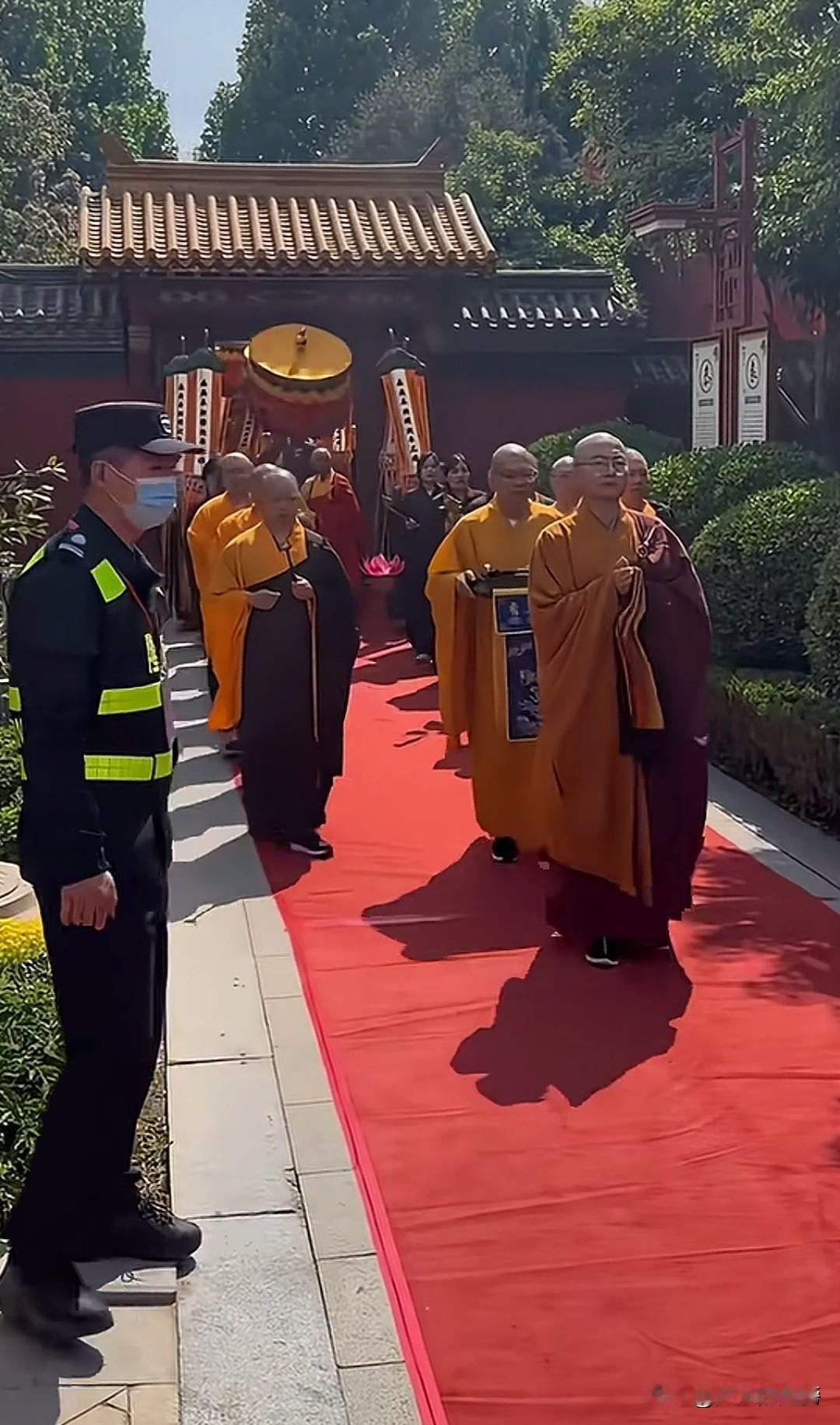 这年头和尚都要保安赖保平安了吗？，不是说有佛主保佑的吗？不是和尚都有武功秘籍，都