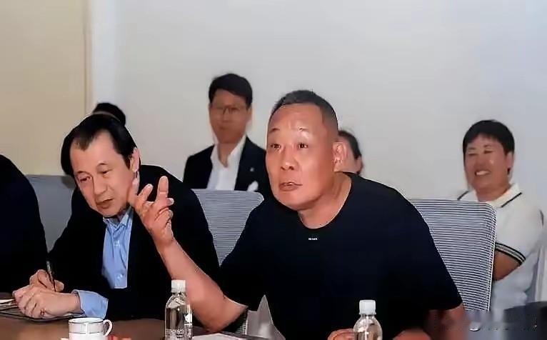 围着“提振内需”这四个字专家们吵得面红耳赤，整整八年没能吵出一个子丑寅卯，结果被