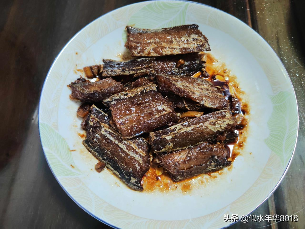 分享今天的午餐

今天老俩口的午餐：红烧带鱼（昨天晚餐剩的），清炒苦瓜，蒸玉米棒