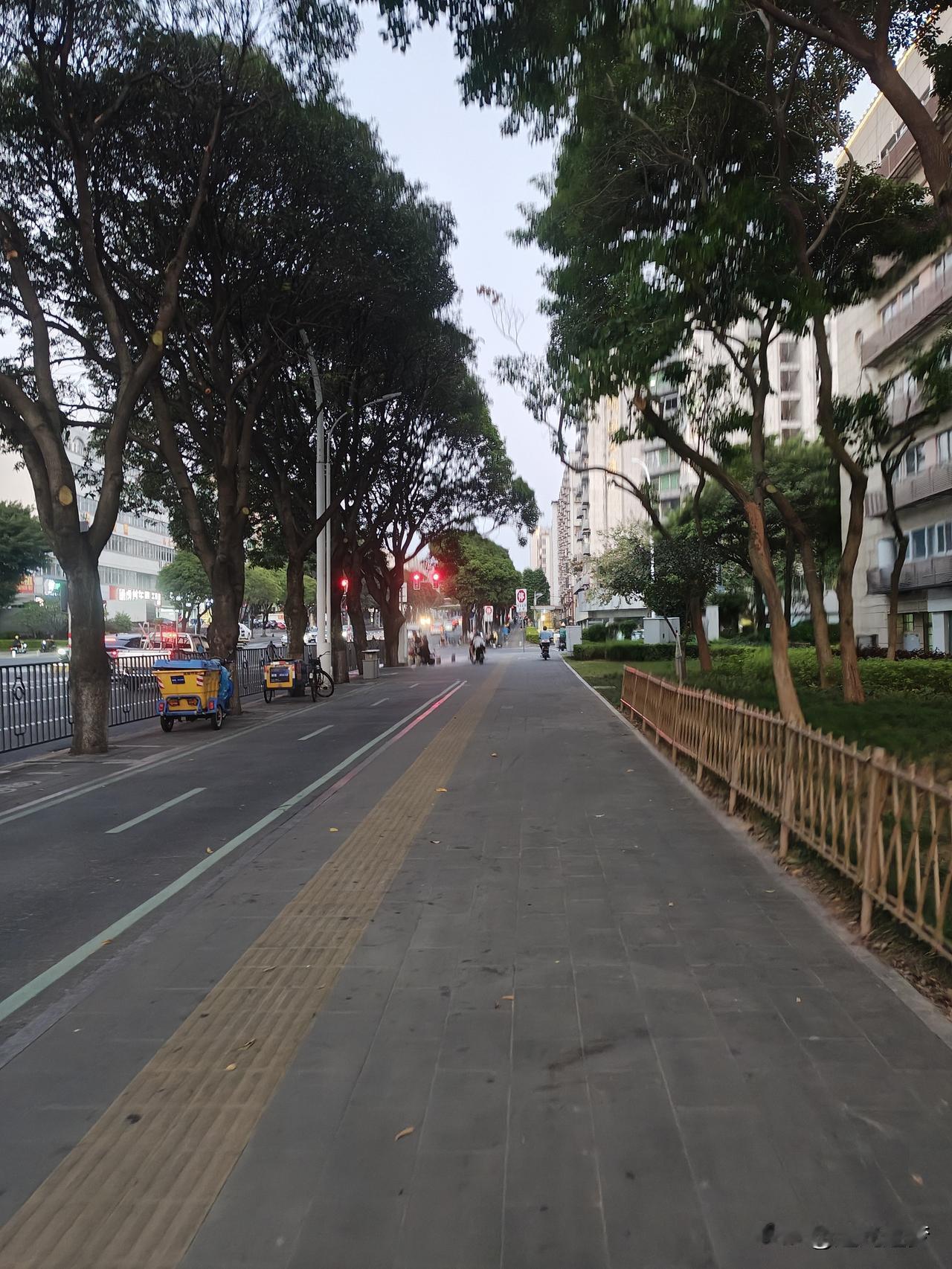 ✅核心操作要点
 
1. 握紧方向盘：双手稳握方向，不要猛打方向修正，防止车辆跑