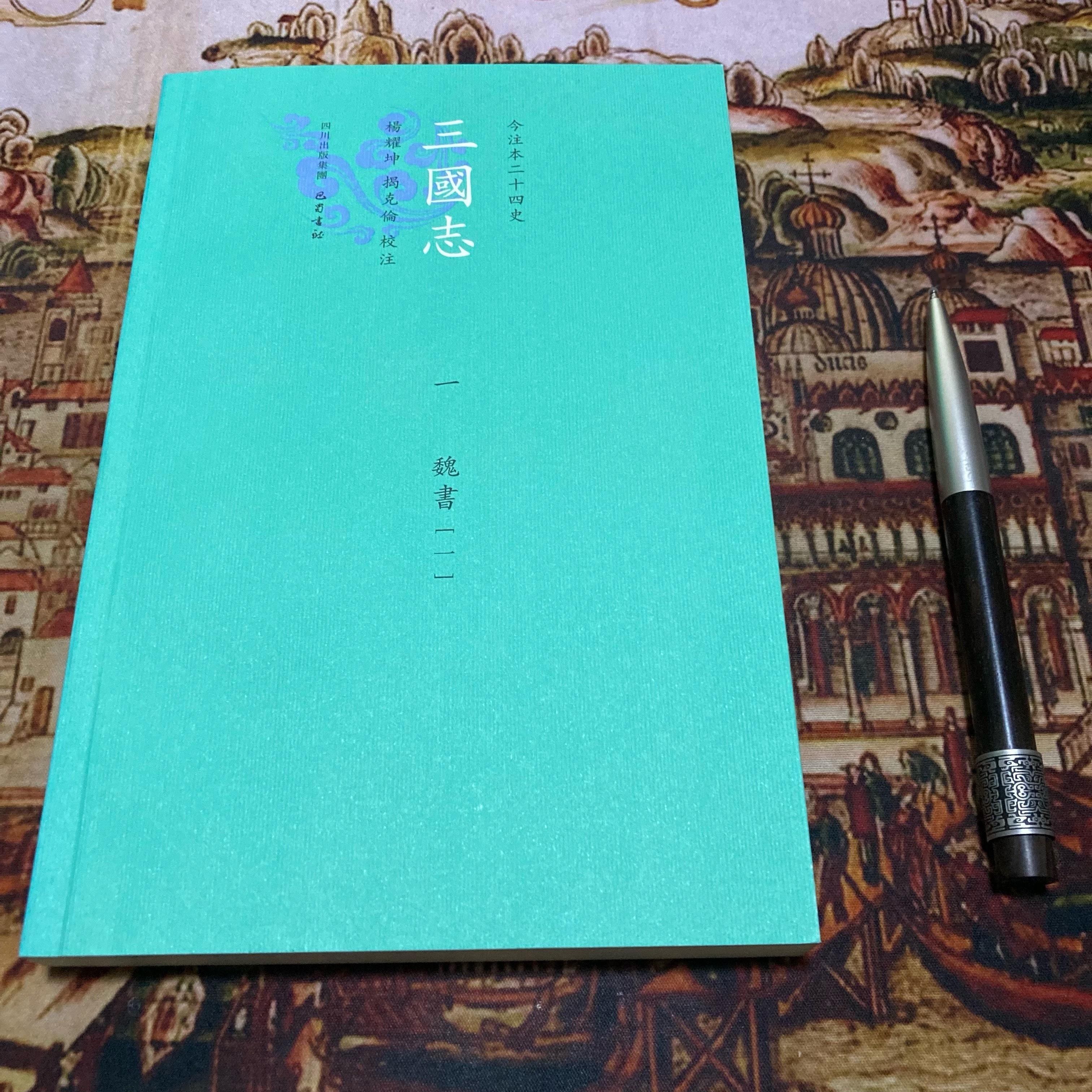 高二时有次周末放风，跟初恋沿着襄阳城墙轧马路，一路走到西门桥图书市场。那会儿正是