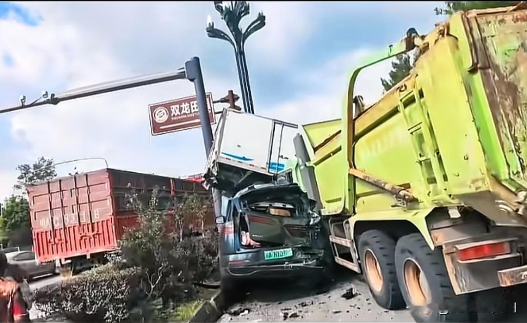 网上没赢过，现实没输过。全车高强度钢，1500兆帕，笼式车身。小小的车身，大大的