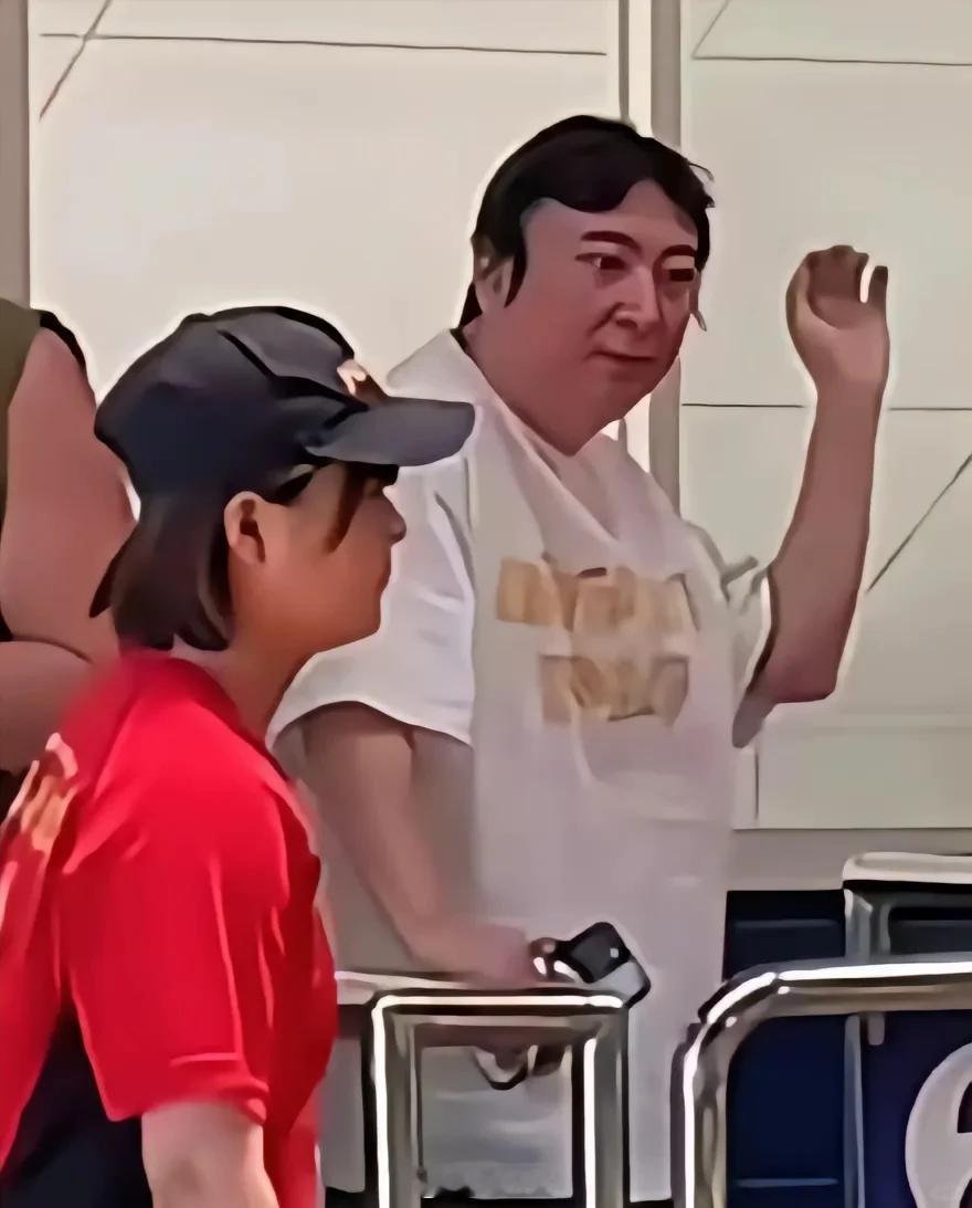 王思聪越来越像神偷奶爸了