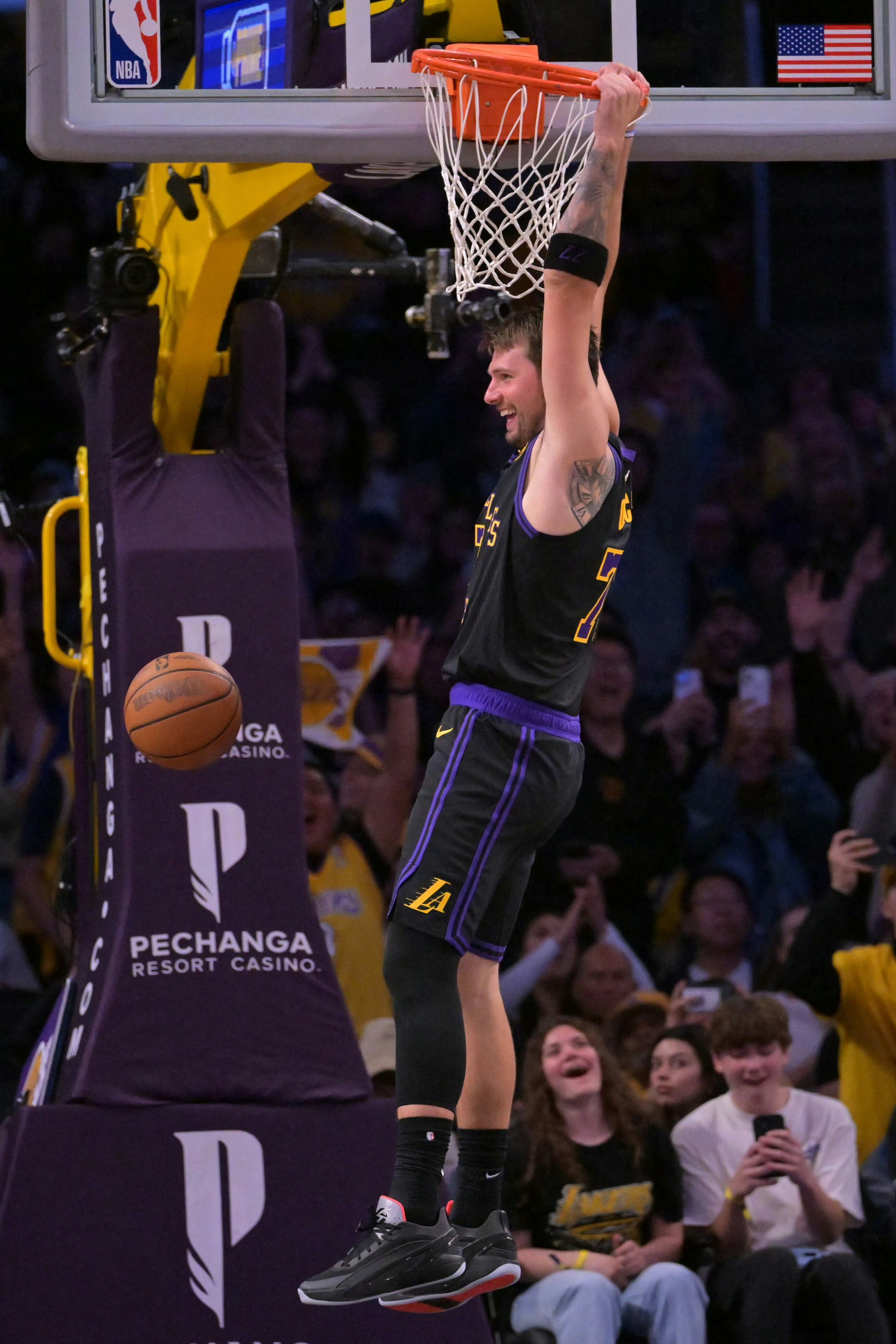 超越传奇，成为传奇。东契奇三月得到600分，超越科比的578分，独居湖人队史单月