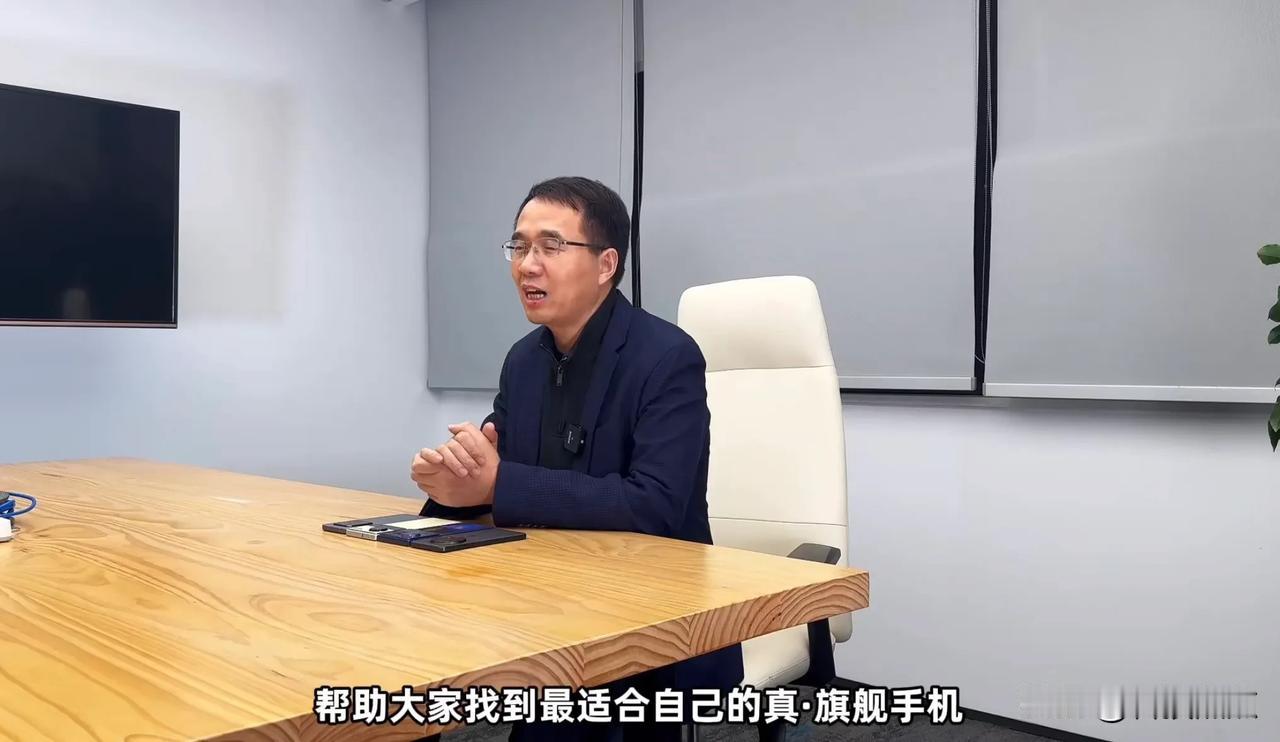 Ultra无论是正面还是背面都很有辨识度，毕竟是无孔全面屏！在手机行业中一股清流