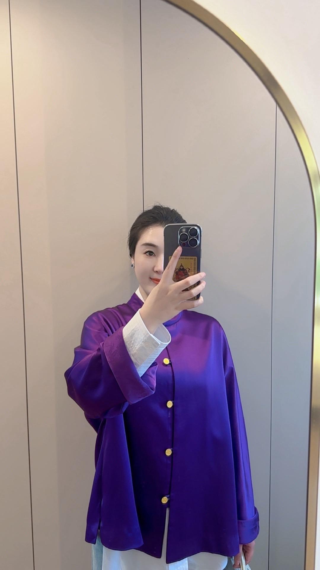 应酬间～男人都谈国情～经济～我只觉得女孩子最肤浅～快乐😀男人就忧国忧...