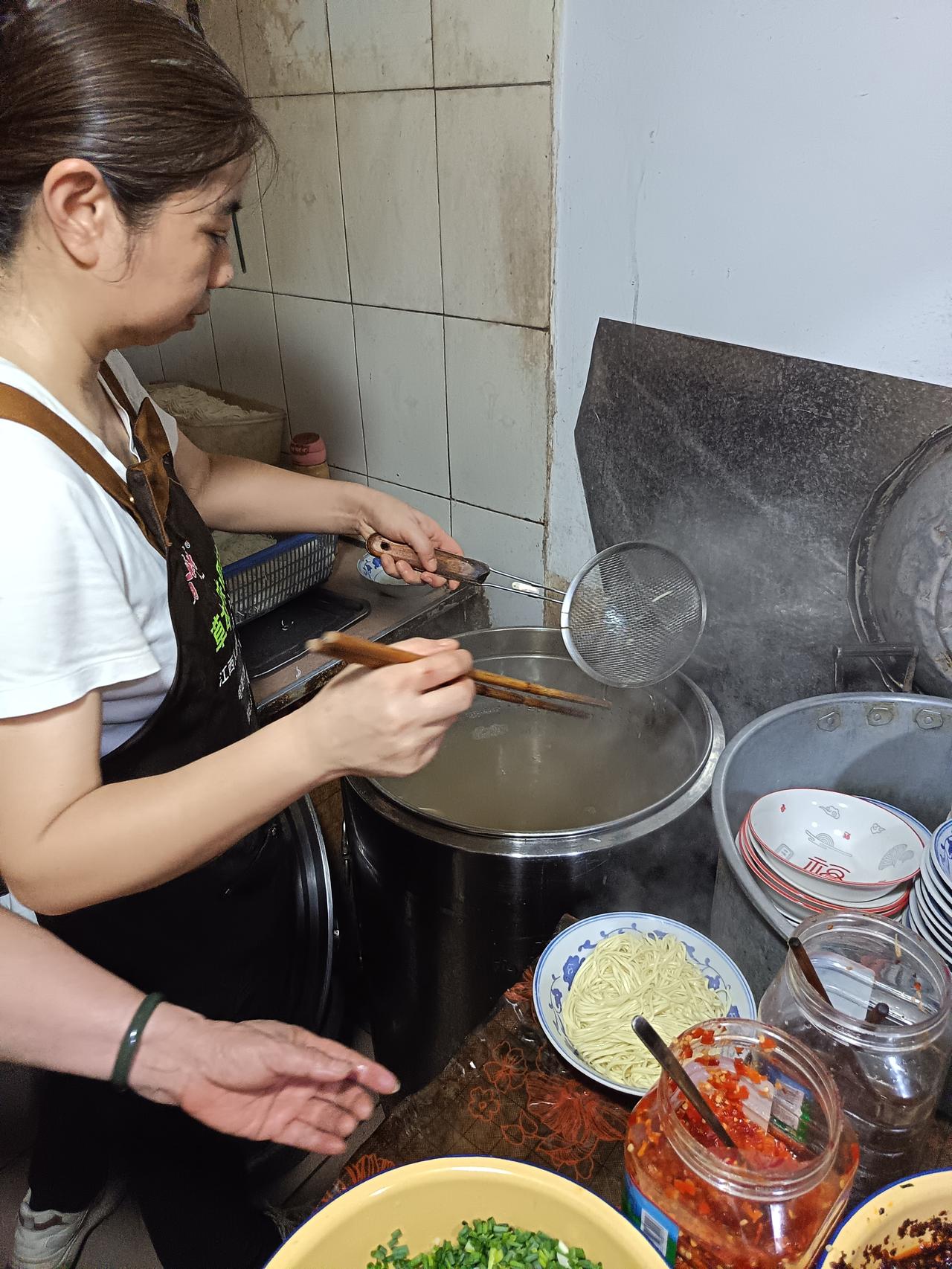现在有些网友评论，简直到了“零客忍”状态。

昨天，拍了一个探店视频《老五汤店》
