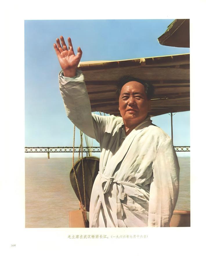 1966年7月16日，73岁高龄的毛主席在武汉畅游长江。上岸时，毛主席穿着泳衣，