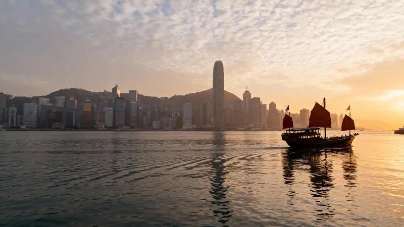 月薪6万、不被裁员，香港年轻人也开始挤破头考公了？

是的，香港正迎来持续三年的