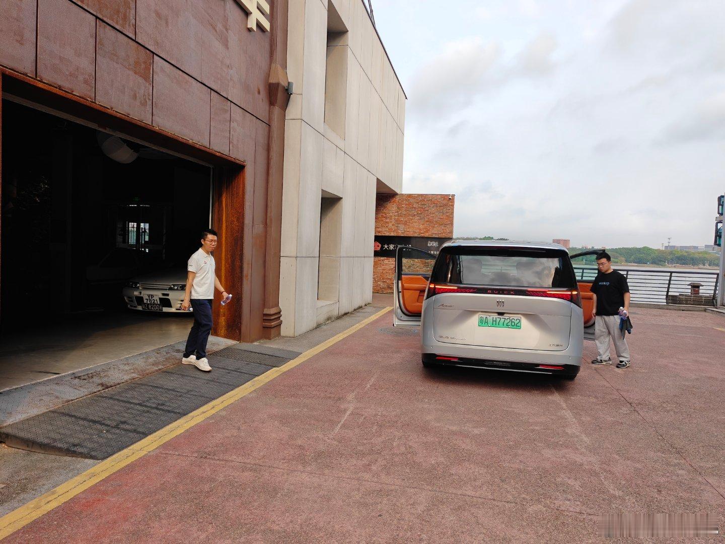 8点半，重要的人已经开工，还有一个人还在拉屎！ 