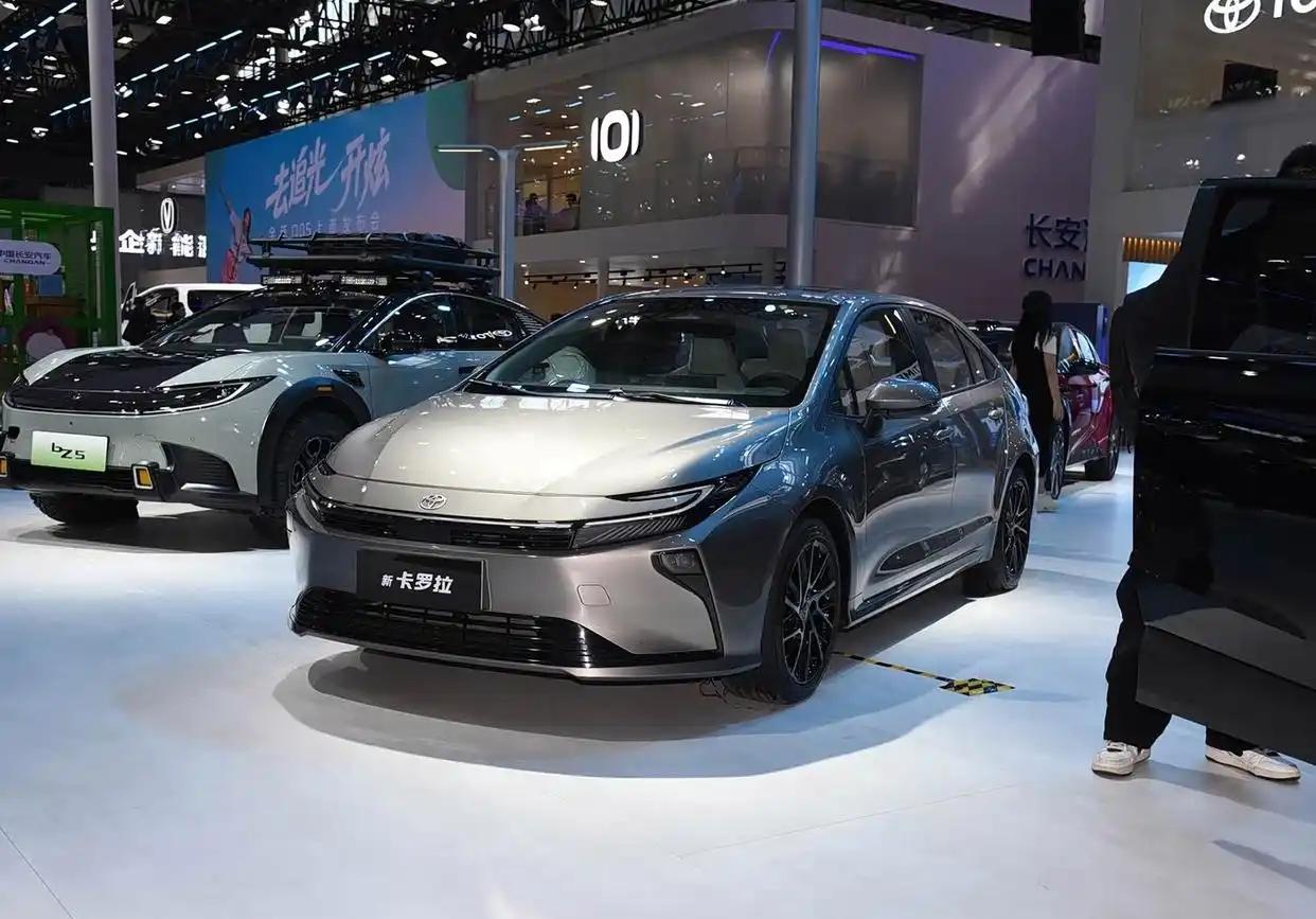 丰田新一代卡罗拉上市！配全新外观，轴距加长，新增2.0L动力

2026 款丰田
