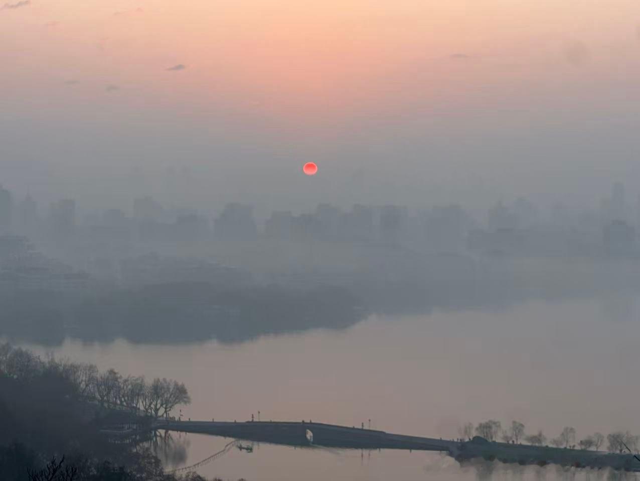 儿子带同学玩杭州，今天5点起床爬宝石山看日出，小伙子真可以。挺用心 