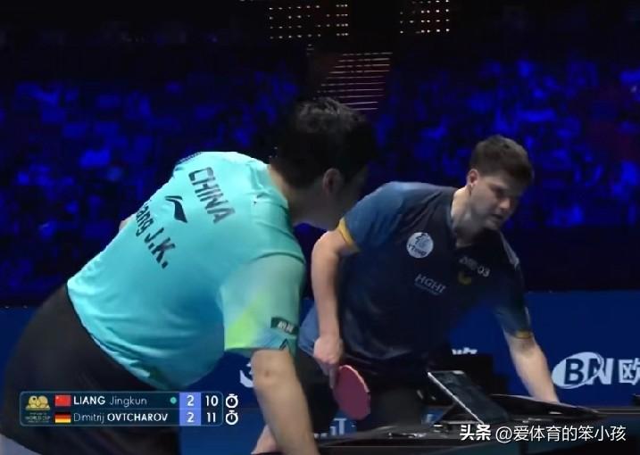 乒乓世界杯的赛场上，可以说竞争非常残酷，老将们拼命想保持状态，继续保持竞争力并争