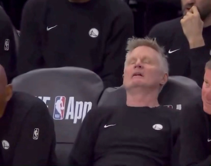 哈哈哈哈哈哈截到刚刚科尔这个表情了看勇士比赛belike： 