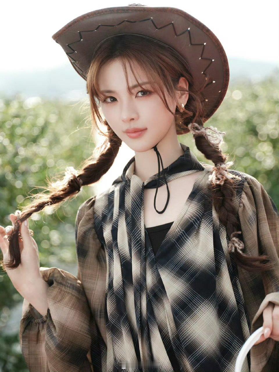 杨超越签约虎鲸文娱杨超越签约虎鲸文娱