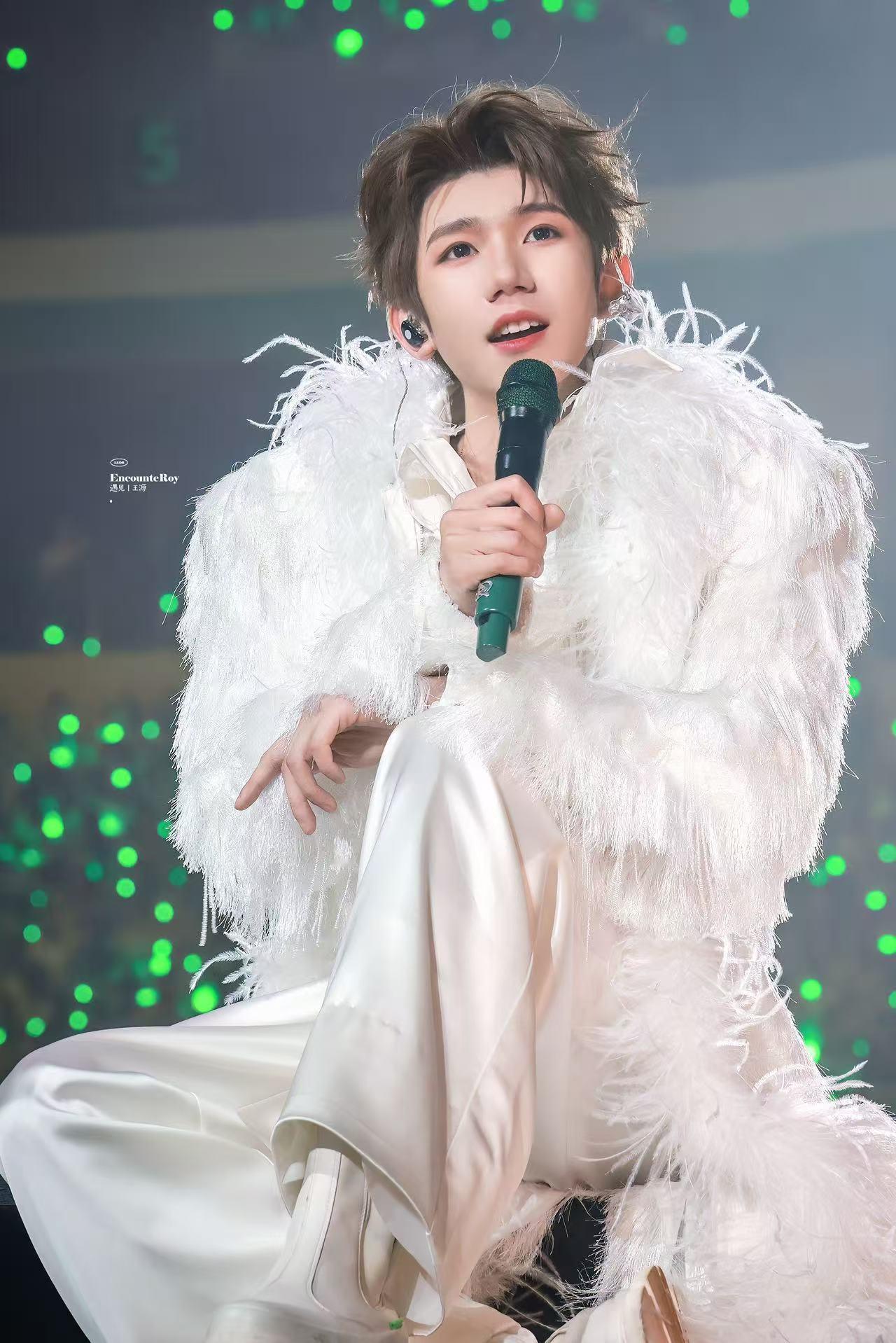 王源舞台魅魔 绿光迷雾是他的领域，黑衣亮片是他的战袍。用声线与舞蹈施展魔力，每个