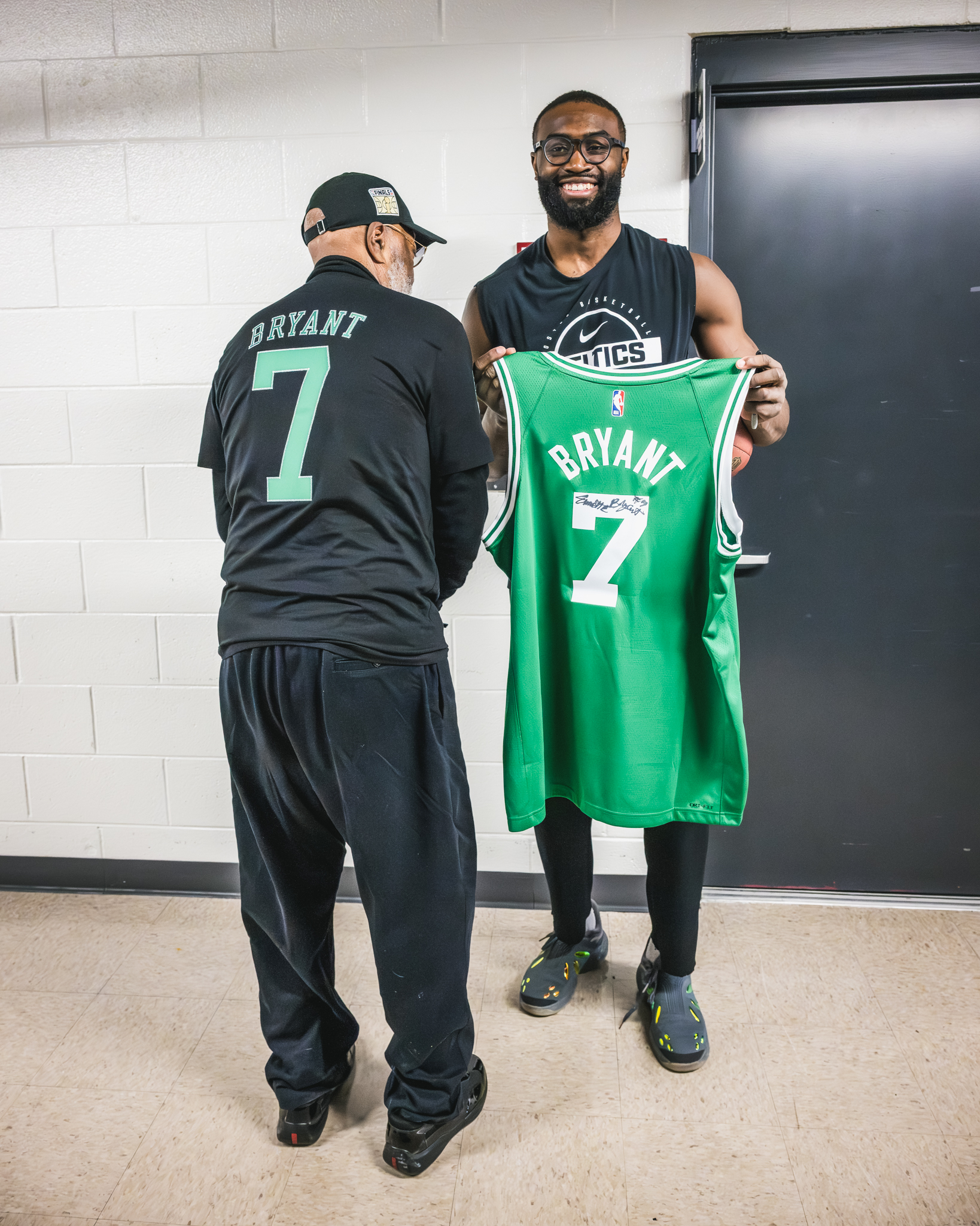 杰伦在今晚比赛前与1969年NBA总冠军成员、同样身穿7号球衣的埃米特-布莱恩特