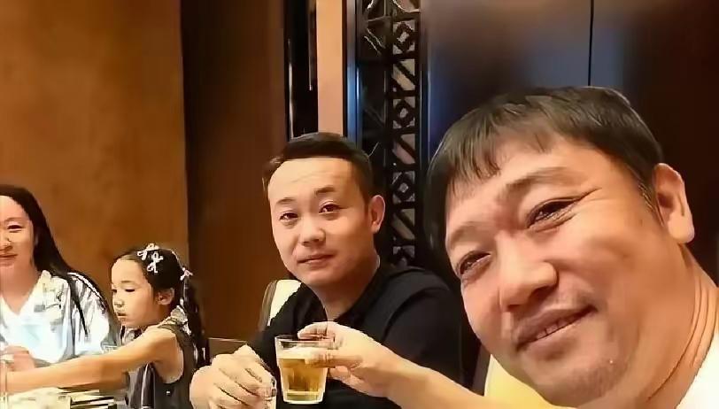 贾冰跟朋友喝酒被偷拍这事，还挺让人无语的。明星也是人，私下跟朋友聚聚喝点酒再正常