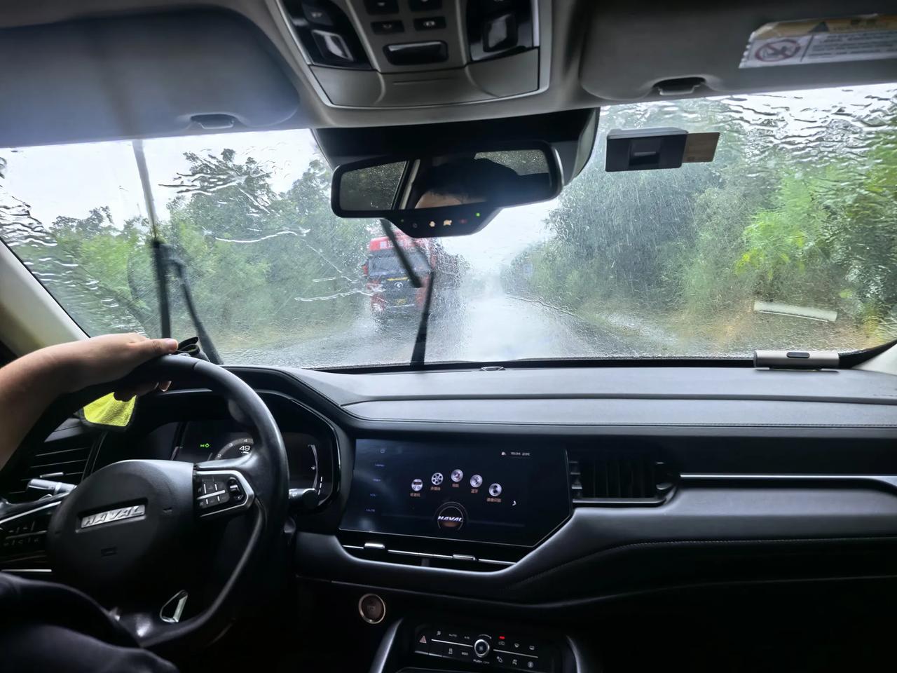 一日逢三场雨，串起整日行程。十一点赴铜川赵家塬储气调峰站讨论站区整理整顿清扫清洁