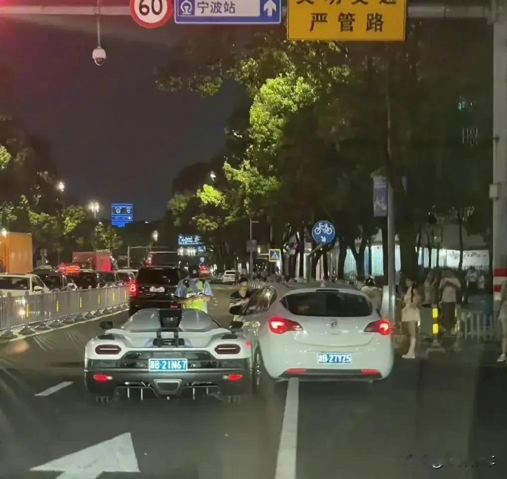 这次撞车事件后，估计很多人上保险三者都得500万了。
现在网上疯传的406万定损