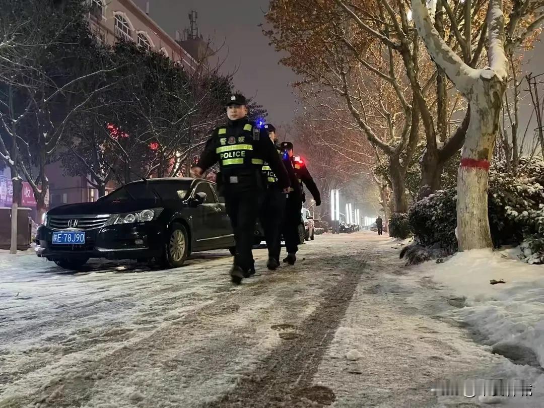 当警察太难！大年初一，就有两个公安民警被一公安局督察通报了，感觉当警察太不容易！