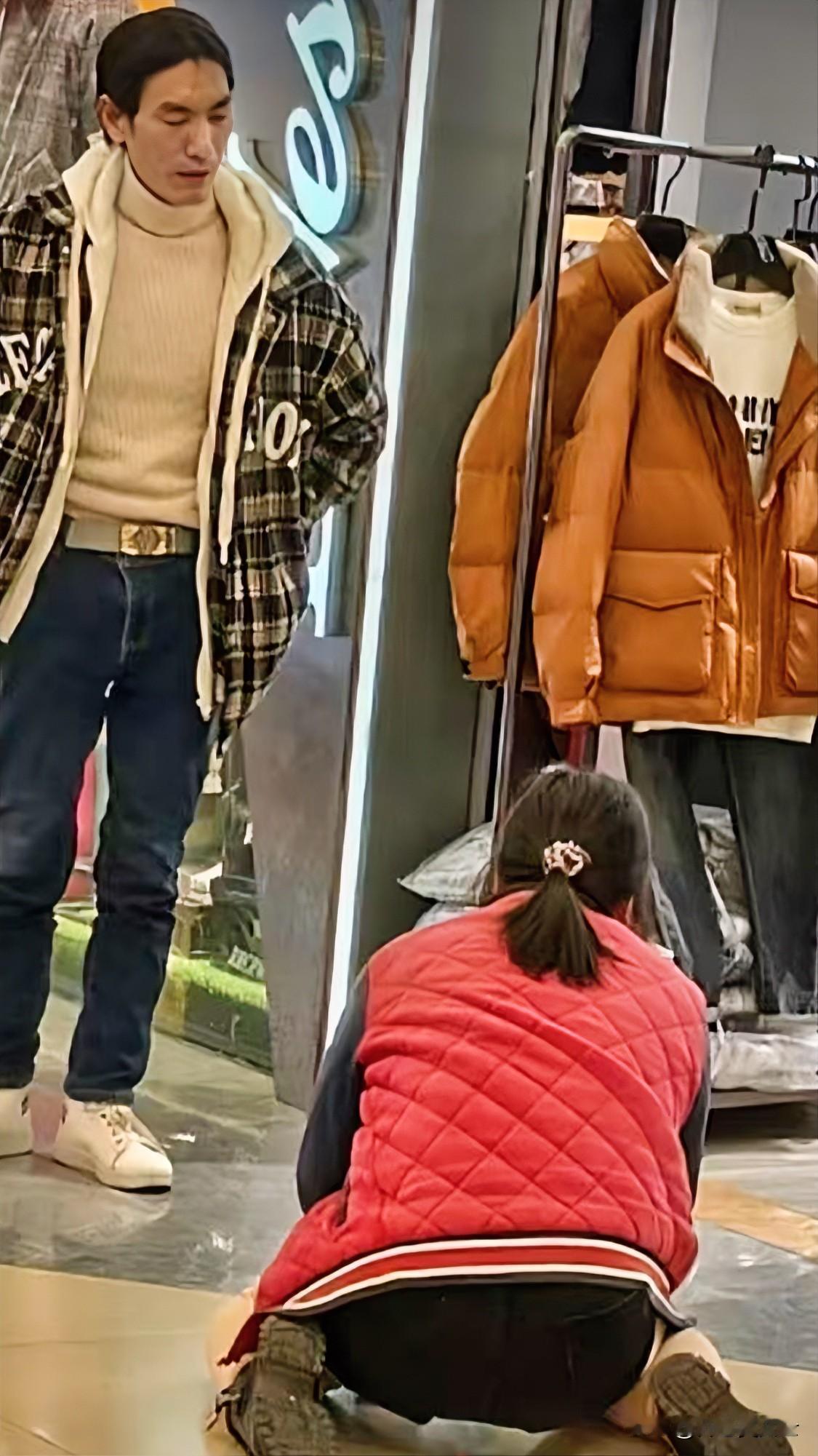 手心向上太卑微了，可怜之人必有可恨之处，不理解为啥结婚后就不上班，当场这一跪不仅