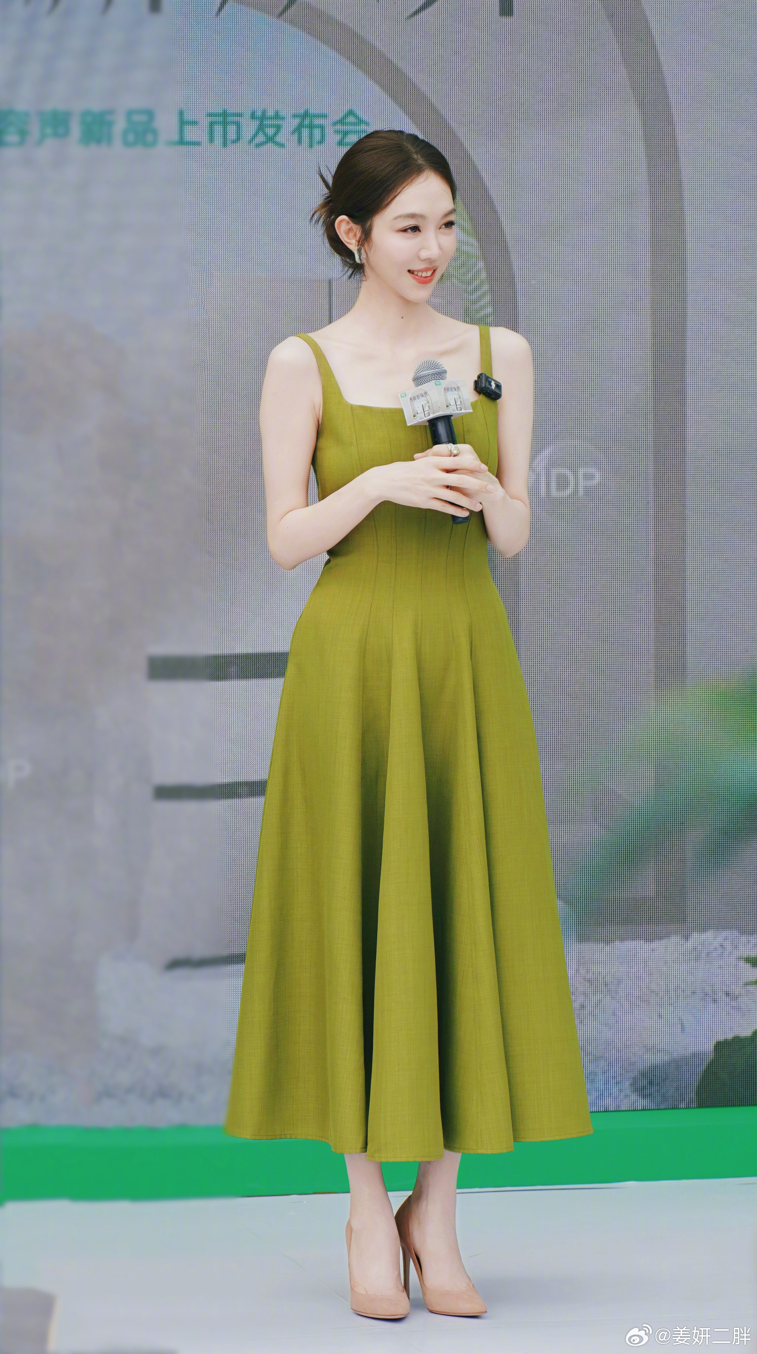 姜妍  利落的剪裁勾勒出优雅线条，连举手投足间都透着从容自信的气场，让人一眼沦陷