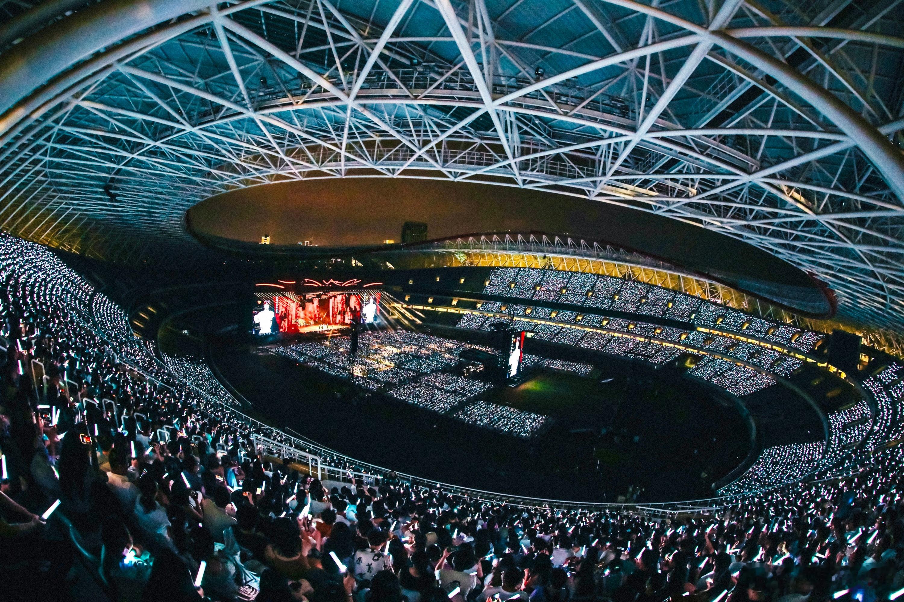 #许嵩现场抽背滕王阁序# 呼吸之野巡回演唱会南昌站圆满成功！许嵩演唱会现场的氛围