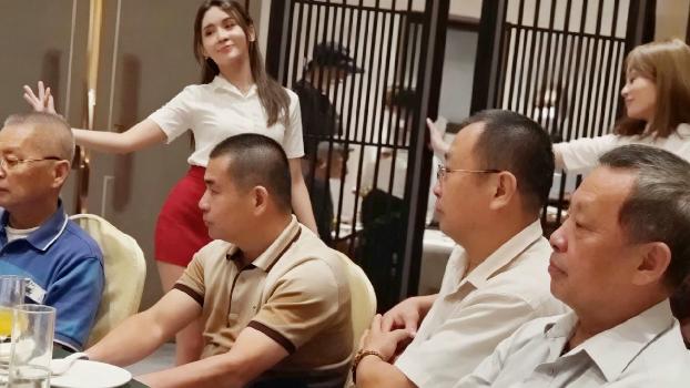 缅甸民地武装齐聚内比都一家餐厅举行非正式和平会晤，以歌舞相伴，克伦武装高调宣布建