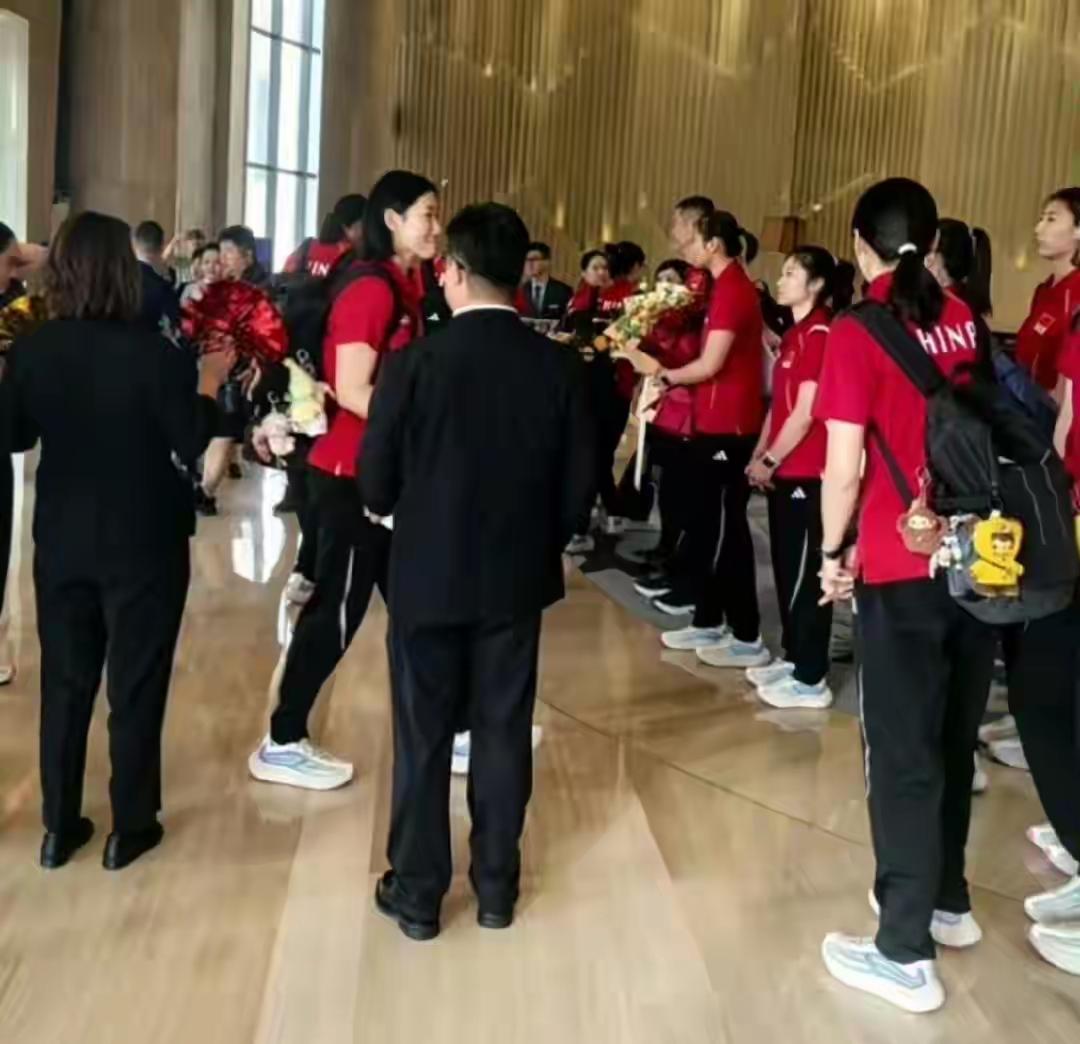 中国女排全员抵达天津赛区的大合影新鲜出炉，距离亚锦赛开赛还剩下四天时间，全队正式