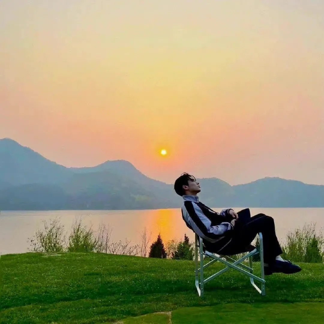 #情侣头像[超话]#人的一生会碰见很多心动的人，可能会误以为那是喜欢，其实也不过